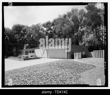 Vista obliqua, in alzato frontale, guardando ad ovest-sud-ovest - Montagna Home Air Force Base 1958 gli alti ufficiali' alloggiamento, General's Residence, Rabeni Street (originariamente Ivy Street), casa di montagna, Elmore County, ID Foto Stock