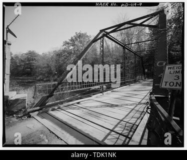 Vista obliqua, portale nord e ponte di legno, da nord-ovest, mostrando ENDPOSTS inclinata, Overhead di supporti antisismici, verticali dei pannelli EASTTRUSS, est della ringhiera e ponte trasversale plance - Fiume Ponte stradale, attraversando il fiume Casselman sul fiume Casselman Road, Grantsville, Garrett County, MD; P.A.C. Spero e società, contraente; Shelley, Robert C, fotografo Foto Stock