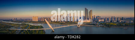 Vista panoramica sul Fiume Yangtze in Nanjing ponte a piedi Foto Stock