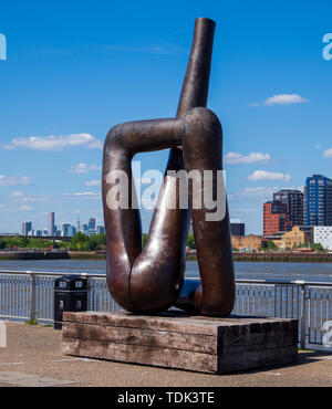 Impugnatura Liberty scultura in bronzo di Gary Hume London River Thames Path Foto Stock