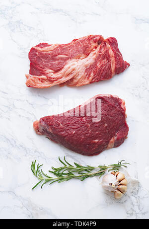 Materie black angus ottima bistecca di manzo varietà con rosmarino, sale marino e spezie Foto Stock