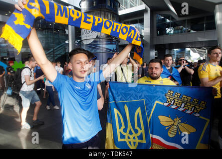 Una ventola con scurf durante le squadre nazionali' arrivo a Boryspil International Airport a Kiev in Ucraina. Nazionale Ucraina di team ha vinto il loro primo FIFA U-20 World Cup 2019 il titolo dopo aver battuto la Corea del Sud 3 - 1 nel finale a Lodz, Polonia. Foto Stock