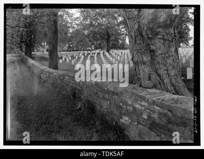 Originale muro perimetrale. Vista verso nord-ovest. - Camp Nelson Cimitero Nazionale, 6980 Danville Road, Nicholasville, Jessamine County, KY; U.S. Reparto degli affari di veterani Foto Stock