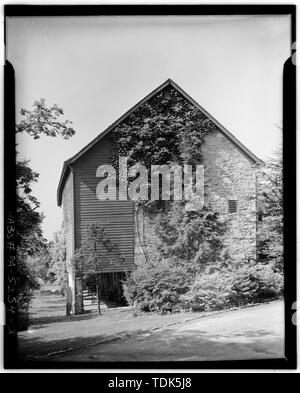 Altra vista in elevazione di estremità. La sporgenza di legno è la parte vecchia della stalla, costruito nel 1756. - Andorra Inn Granaio, Ridge e Butler Lucci, Conshohocken, Montgomery County, PA Foto Stock