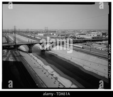 OVER-TUTTI ANTENNA NORD VISTA LATERALE, rivolto verso sud-ovest. - Ninth Street viadotto, Spanning fiume di Los Angeles presso Olympic Boulevard, Los Angeles, nella contea di Los Angeles, CA Foto Stock