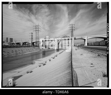 Nel complesso il lato sud, centro vista rivolta verso nord. - Sesto Street Bridge Spanning 101 Freeway a Sesto Street, Los Angeles, nella contea di Los Angeles, CA Foto Stock