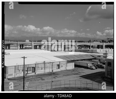 Nel complesso il lato sud, vista in sezione, rivolta verso nordest. - Sesto Street Bridge Spanning 101 Freeway a Sesto Street, Los Angeles, nella contea di Los Angeles, CA Foto Stock