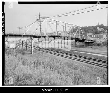 Vista complessiva di 1886 architrave e travi da Market Street, guardando verso nord-ovest - Sesto Street viadotto, Spanning Burlington Northern Railroad e Valle Street, Burlington, Des Moines County, IA Foto Stock