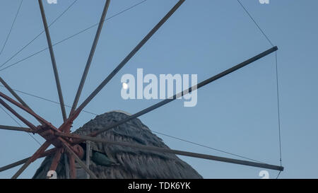 La luna e una chiusura dello storico mulini a vento a Mykonos, Grecia Foto Stock