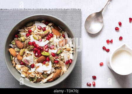 Sana colazione ciotola di frutta secca, noci, muesli e i semi di melograno. Foto Stock