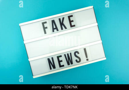 Casella di luce con la headline Fake News con contro sfondo blu, concetto di blog Foto Stock