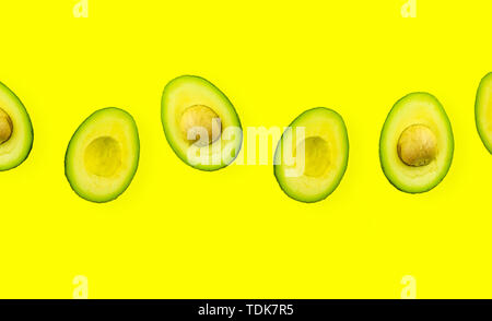 Avocado isolato su sfondo giallo. Persea americana o Avocado overhead shot Foto Stock