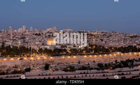 Night Shot della Cupola della roccia e il monte del tempio dal monte degli Ulivi a Gerusalemme, Israele Foto Stock