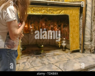 Betlemme, Palestina- SETTEMBRE, 22, 2016: una femmina adoratore di un adoratore si inginocchia presso la stella nella chiesa della Natività di Betlemme Foto Stock