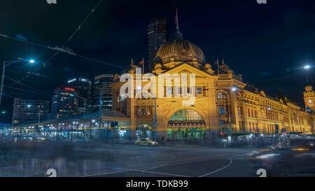 MELBOURNE, Australia-novembre, 12, 2016: lunga esposizione colpo di Flinders Street Station di notte in stato australiano di victoria Foto Stock