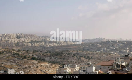 Insediamenti israeliani in contestato in territorio palestinese come visto da Betlemme Foto Stock