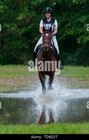 Raeford, North Carolina, Stati Uniti d'America. 16 Giugno, 2019. Giugno 15, 2019 - Raeford, North Carolina, Stati Uniti d'America - AMANDA TILCHIN in sella alla mia Nana Anna compete in cross-country al 2019 War Horse serie evento, giugno 15 a Carolina Horse Park in Raeford, N.C. Fondata nel 2013 come filiale di cabina Serie evento, il War Horse serie evento consiste di cinque prove a cavallo e prove combinate e attira piloti e i loro cavalli da tutta la parte orientale degli Stati Uniti. Credito: Timothy L. Hale/ZUMA filo/Alamy Live News Foto Stock