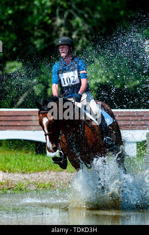 Raeford, North Carolina, Stati Uniti d'America. 16 Giugno, 2019. Giugno 15, 2019 - Raeford, North Carolina, Stati Uniti d'America - Mark Thompson Hobnobbin equitazione compete in cross-country al 2019 War Horse serie evento, giugno 15 a Carolina Horse Park in Raeford, N.C. Fondata nel 2013 come filiale di cabina Serie evento, il War Horse serie evento consiste di cinque prove a cavallo e prove combinate e attira piloti e i loro cavalli da tutta la parte orientale degli Stati Uniti. Credito: Timothy L. Hale/ZUMA filo/Alamy Live News Foto Stock