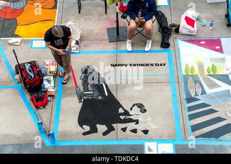 Pasadena, California, Stati Uniti d'America. 16 Giugno, 2019. Gli artisti lavorano per completare la loro chalk murales sul marciapiede del Paseo Colorado Marketplace al giorno due del 2019 Pasadena Chalk Festival. Credito: Brian Cahn/ZUMA filo/Alamy Live News Foto Stock