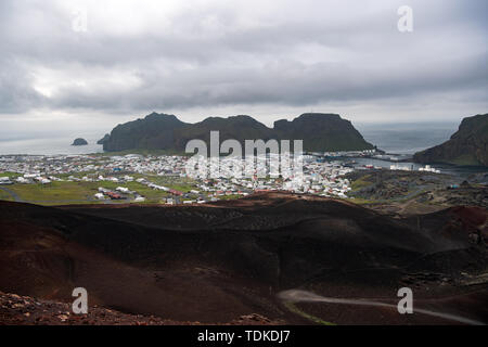 13 giugno 2019, l'Islanda, Westmännerinseln: vista dal bordo del cratere del vulcano Eldfell (Feuerberg) per il villaggio di Heimaey sull Isola di Heimaey Westman (Isole). Foto: Bernd von Jutrczenka/dpa Foto Stock