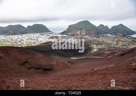 13 giugno 2019, l'Islanda, Westmännerinseln: vista dal bordo del cratere del vulcano Eldfell (Feuerberg) per il villaggio di Heimaey sull Isola di Heimaey Westman (Isole). Foto: Bernd von Jutrczenka/dpa Foto Stock