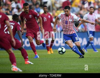 Rio De Janeiro, Brasile. 16 Giugno, 2019. Paraguay di Rodrigo Rojas (1a, R) compete durante il Gruppo B match tra Qatar e Paraguay al Copa America 2019, tenutasi a Rio de Janeiro, Brasile, 16 giugno 2019. La partita si è conclusa con 2-2. Credito: Xin Yuewei/Xinhua/Alamy Live News Foto Stock