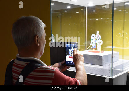 Beijing, Pechino, Cina. 17 Giugno, 2019. Pechino, Cina - 17 giugno 2019(solo uso editoriale. Cina fuori)gli spettatori hanno guardato il ''Vita di soilÃ¢â'¬''Wuxi argilla Huishan scultura Mostra d'arte" in esposizione al museo della Cina. I vecchi oggetti rievocano dolci ricordi. Organizzato dal Museo Nazionale di Arte della Cina, la mostra è un'arte nazionale di raccolta e di donazione programma premio con oltre 120 opere eccellenti creato da più di 50 artisti. La mostra si propone di mostrare le caratteristiche storiche di argilla Huishan sculture e rendere il pubblico profondamente comprendere la stretta relazione tra soi Foto Stock