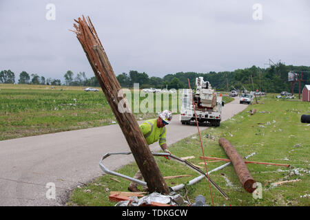 Ellettsville, Indiana, Stati Uniti d'America. 16 Giugno, 2019. Un lavoratore di utilità si prepara a sostituire un polo che era stato strappato su Flatwood Rd., durante l'indomani. Un tornado ha colpito la zona lasciando una patch di danni da Greene County a nord della Contea di Monroe distruggendo alberi, casa, auto e lasciando un percorso di detriti e vivere le linee di potenza sul terreno nella sua scia. Credito: SOPA Immagini limitata/Alamy Live News Foto Stock