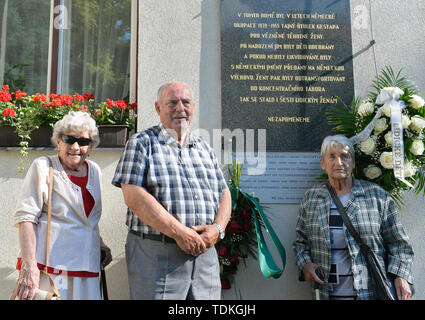 Praga, Repubblica Ceca. 16 Giugno, 2019. Tre superstiti di obliterazione del villaggio di Lidice, Boemia centrale, dai nazisti nel 1942, Pavel Horesovsky (centro), Libuse Souckova (destra) e Marie Supikova (sinistra), che erano bambini poi visitato il Praga siti connessi con il Lidice abitanti, il 16 giugno 2019. Sei Lidice donne che erano in stato di gravidanza è finito in istituto in Dykova street (nella foto) dove hanno dato nascita. Due bambini sopravvissuti, mentre il destino degli altri è sconosciuto. Credito: Michaela Rihova/CTK foto/Alamy Live News Foto Stock