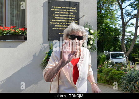 Praga, Repubblica Ceca. 16 Giugno, 2019. Tre superstiti di obliterazione del villaggio di Lidice, Boemia centrale, dai nazisti nel 1942, Pavel Horesovsky, Libuse Souckova e Marie Supikova (nella foto), che erano bambini poi visitato il Praga siti connessi con il Lidice abitanti, il 16 giugno 2019. Sei Lidice donne che erano in stato di gravidanza è finito in istituto in Dykova street (nella foto) dove hanno dato nascita. Due bambini sopravvissuti, mentre il destino degli altri è sconosciuto. Credito: Michaela Rihova/CTK foto/Alamy Live News Foto Stock