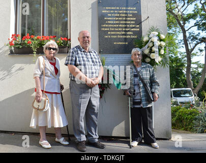 Praga, Repubblica Ceca. 16 Giugno, 2019. Tre superstiti di obliterazione del villaggio di Lidice, Boemia centrale, dai nazisti nel 1942, Pavel Horesovsky (centro), Libuse Souckova (destra) e Marie Supikova (sinistra), che erano bambini poi visitato il Praga siti connessi con il Lidice abitanti, il 16 giugno 2019. Sei Lidice donne che erano in stato di gravidanza è finito in istituto in Dykova street (nella foto) dove hanno dato nascita. Due bambini sopravvissuti, mentre il destino degli altri è sconosciuto. Credito: Michaela Rihova/CTK foto/Alamy Live News Foto Stock