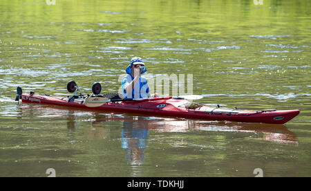 Wahmbeck, Germania. 17 Giugno, 2019. Acqua di un appassionato di sport in una canoa fotografie Wahmbeck sul Weser tra gli stati della Bassa Sassonia e Assia. Credito: Swen Pförtner/dpa/Alamy Live News Foto Stock