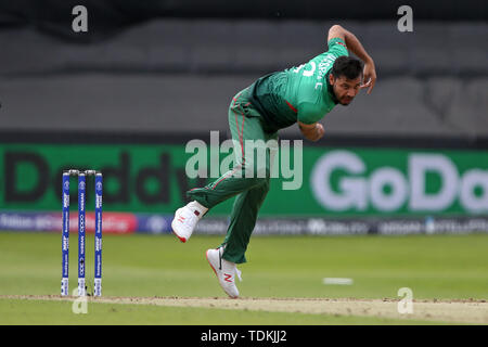 County Ground, Taunton, Somerset, Regno Unito. 17 Giugno, 2019. ICC di Coppa del Mondo di cricket, West Indies rispetto al Bangladesh; Mashrafe Mortaza bocce di Evin credito Lewis: Azione Plus sport/Alamy Live News Foto Stock