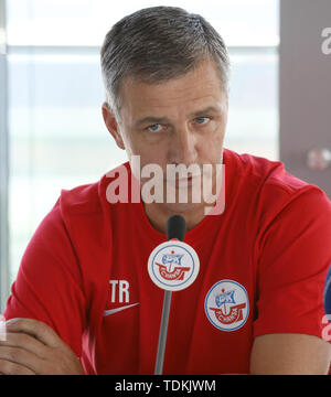 Rostock, Germania. 17 Giugno, 2019. Jens Härtel, head coach, risponde alle domande dei giornalisti presso la conferenza stampa per la formazione di kick-off di FC Hansa Rostock. Dopo la partenza di 13 giocatori, Hansa presenta se stessa con una radicalmente cambiato squadra. Credito: Bernd Wüstneck/dpa-Zentralbild/dpa/Alamy Live News Foto Stock