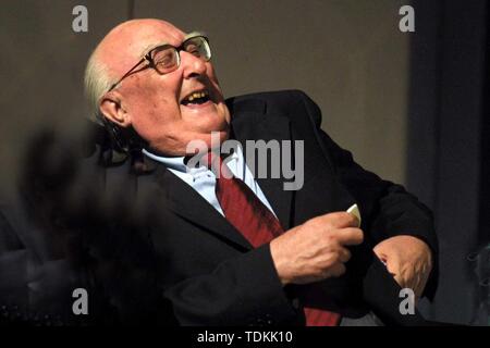 Porto Empedocle (AG) - 13/07/2003 1° rassegna di Teatro "Citta di Vigata' il presidente onorario della giuria - Andrea Camilleri Photo M.Paternostro/(Marcello Paternostro/IPA/fotogramma, - 2009-03-16) ps la foto può essere utilizzato nel rispetto del contesto in cui è stato preso e senza intento diffamatorio del decoro delle persone rappresentate (Marcello Paternostro/IPA/fotogramma, foto repertorio - 2019-06-18) p.s. la foto e' utilizzabile nel rispetto del contesto in cui e' stata scattata, e senza intento diffamatorio del decoro delle persone rappresentate Foto Stock