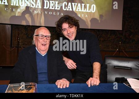 Roma: Rai "Presentazione del cavallo Move' da Camilleri. Nella foto: Andrea Camilleri con Michele Riondino (Maurizio D' AVANZO/IPA/fotogramma, Roma - 2018-02-22) ps la foto può essere utilizzato nel rispetto del contesto in cui è stato preso e senza intenti diffamatori della decorazione del popolo rappresentato (Maurizio D' AVANZO/IPA/fotogramma, foto repertorio - 2019-06-18) p.s. la foto e' utilizzabile nel rispetto del contesto in cui e' stata scattata, e senza intento diffamatorio del decoro delle persone rappresentate Foto Stock