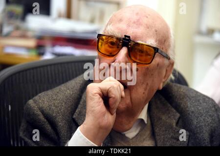 Roma: Andrea Camilleri. Nella foto: lo scrittore, padre del commissario Montalbano, Andrea Camilleri, fotografato nel suo studio di Roma. (Maurizio D'Avanzo/IPA/fotogramma, Roma - 2018-11-26) ps la foto è utilizzabile nel rispetto del contesto in cui è stato preso e senza intento diffamatorio del decoro delle persone rappresentate (Maurizio D'Avanzo/IPA/fotogramma, foto repertorio - 2019-06-18) p.s. la foto e' utilizzabile nel rispetto del contesto in cui e' stata scattata, e senza intento diffamatorio del decoro delle persone rappresentate Foto Stock