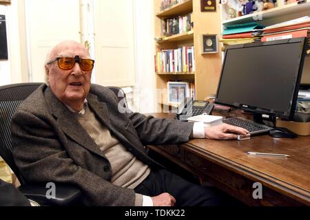 Roma: Andrea Camilleri. Nella foto: lo scrittore, padre del commissario Montalbano, Andrea Camilleri, fotografato nel suo studio di Roma. (Maurizio D'Avanzo/IPA/fotogramma, Roma - 2018-11-26) ps la foto è utilizzabile nel rispetto del contesto in cui è stato preso e senza intento diffamatorio del decoro delle persone rappresentate (Maurizio D'Avanzo/IPA/fotogramma, foto repertorio - 2019-06-18) p.s. la foto e' utilizzabile nel rispetto del contesto in cui e' stata scattata, e senza intento diffamatorio del decoro delle persone rappresentate Foto Stock