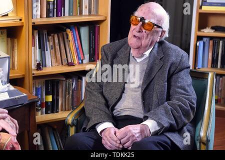 Roma: Andrea Camilleri. Nella foto: lo scrittore, padre del commissario Montalbano, Andrea Camilleri, fotografato nel suo studio di Roma. (Maurizio D'Avanzo/IPA/fotogramma, Roma - 2018-11-26) ps la foto è utilizzabile nel rispetto del contesto in cui è stato preso e senza intento diffamatorio del decoro delle persone rappresentate (Maurizio D'Avanzo/IPA/fotogramma, foto repertorio - 2019-06-18) p.s. la foto e' utilizzabile nel rispetto del contesto in cui e' stata scattata, e senza intento diffamatorio del decoro delle persone rappresentate Foto Stock