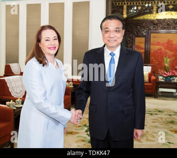 Pechino, Cina. 17 Giugno, 2019. Il premier cinese LI Keqiang (R) incontra l Assemblea Generale delle Nazioni Unite Presidente Maria Fernanda Espinosa Garces a Pechino Capitale della Cina, 17 giugno 2019. Credito: Huang Jingwen/Xinhua/Alamy Live News Foto Stock