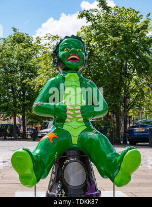 Leith, Edimburgo, Scozia, Regno Unito, 17 giugno 2019. OOR Wullie's Big Bucket Trail: Un percorso artistico di 200 sculture di Oor Wullie appaiono nelle città scozzesi in un evento di arti di massa che dura fino al 30 agosto. OOR Wullie è un iconico personaggio scozzese dei cartoni animati. Le sculture saranno messe all’asta per raccogliere fondi per le associazioni di beneficenza ospedaliere dei bambini scozzesi, ci sono 5 nella zona di Leith, e 60 a Edimburgo del tutto. OOR Wullie di Ruairidh Brunton Foto Stock