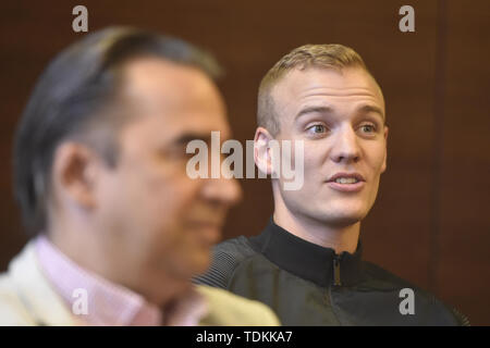 Ostrava, Repubblica Ceca. 17 Giugno, 2019. L-R Manager della riunione Alfonz Juck e polo americano Sam vaulter Kendricks sono visti durante un ricevimento presso il Nuovo Municipio di Ostrava, Repubblica ceca, del 17 giugno 2019, prima della prima di Ostrava Golden Spike, un IAAF World Challenge meeting di atletica. Credito: Jaroslav Ozana/CTK foto/Alamy Live News Foto Stock