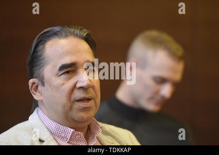 Ostrava, Repubblica Ceca. 17 Giugno, 2019. L-R Manager della riunione Alfonz Juck e polo americano Sam vaulter Kendricks sono visti durante un ricevimento presso il Nuovo Municipio di Ostrava, Repubblica ceca, del 17 giugno 2019, prima della prima di Ostrava Golden Spike, un IAAF World Challenge meeting di atletica. Credito: Jaroslav Ozana/CTK foto/Alamy Live News Foto Stock