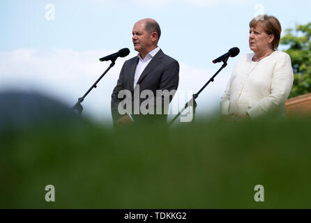 Meseberg, Germania. 17 Giugno, 2019. Il Cancelliere federale Angela Merkel (CDU) e l'Olaf Scholz (SPD), il ministro federale delle finanze, dare un comunicato stampa prima del inizio del decimo futuri colloqui del governo federale con i partner sociali nella foresteria del governo federale a Meseberg. Credito: Ralf Hirschberger/dpa/Alamy Live News Foto Stock