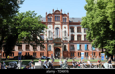 14 giugno 2019, Meclemburgo-Pomerania, Rostock: L'edificio principale dell'Università di Rostock sul Universitätsplatz fu fondata nel 1419 e celebra il suo seicentesimo anniversario quest'anno. Foto: Bernd Wüstneck/dpa-Zentralbild/ZB Foto Stock