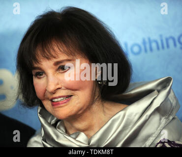 Manhattan, Stati Uniti d'America. 05 apr, 2016. NEW YORK NEW YORK - 04 aprile: Gloria Vanderbilt assiste 'Nulla Left Unsaid" Premiere al Time Warner Center su Aprile 4, 2016 in New York City. Persone: Gloria Vanderbilt Credito: tempeste Media Group/Alamy Live News Foto Stock