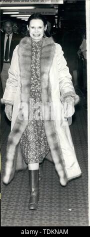 GLORIA VANDERBILT (Febbraio 20, 1924 - 17 giugno 2019) era un artista americano, autore, attrice, designer di moda, ereditiera, socialite e. Era un membro della famiglia Vanderbilt di New York e la madre di televisione CNN anchor Anderson Cooper. Il soggetto di un alto profilo bambino custody trial negli anni trenta del novecento, lei più tardi divenne noto in connessione con una linea di moda, tra cui una prima versione di ""designer" blue jeans. Nella foto: Marzo 3, 1960: London, England, Regno Unito: American socialite GLORIA VANDERBILT arriva a Heathrow Airport. (Credito Immagine: © Keystone USA via ZUMAPRESS.com Foto Stock