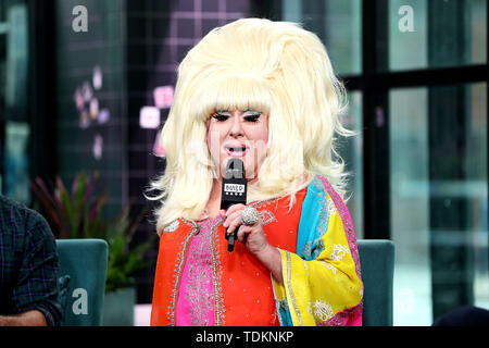 New York, Stati Uniti d'America. 17 Giugno, 2019. Lady Bunny a costruire la serie di altoparlanti: discutere il nuovo documentario di HBO 'parrucca' a costruire Studio. Credito: Steve Mack/Alamy Live News Foto Stock