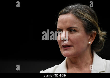 Brasilia, Brasile. 17 Giugno, 2019. DF - Brasilia - 06/17/2019 - BND CPI a Camara - Gleisi Hoffmann (PT-PR) questo lunedì, 17 giugno al BND CPI a Camara. Foto: Mateus Bonomi/AGIF Credito: AGIF/Alamy Live News Foto Stock