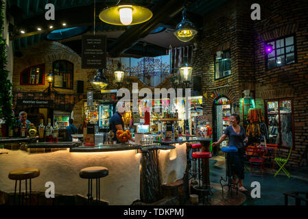 Vienna, Austria. 17 Giugno, 2019. La gente visita il villaggio di Hundertwasser vicino casa Hundertwasser a Vienna, Austria, 17 giugno 2019. Casa Hundertwasser, un edificio di riferimento noto per le sue colorate pareti esterne ed uno stile unico, è stato progettato da artista austriaco Friedenscreich Hundertwasser. Fu costruita tra il 1983 e il 1985. Fino ad ora è ancora un appartamento per le normali operazioni di residenti e uno dei più visitati edifici di Vienna. Credito: Guo Chen/Xinhua/Alamy Live News Foto Stock